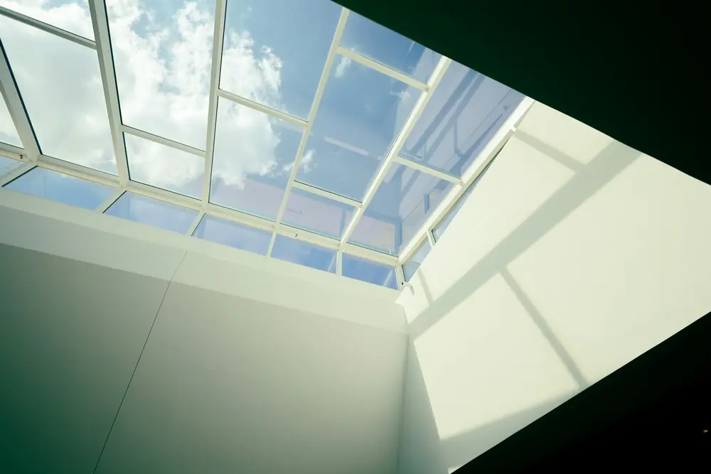 Heller Raum mit Dachfenster und Lichteinfall