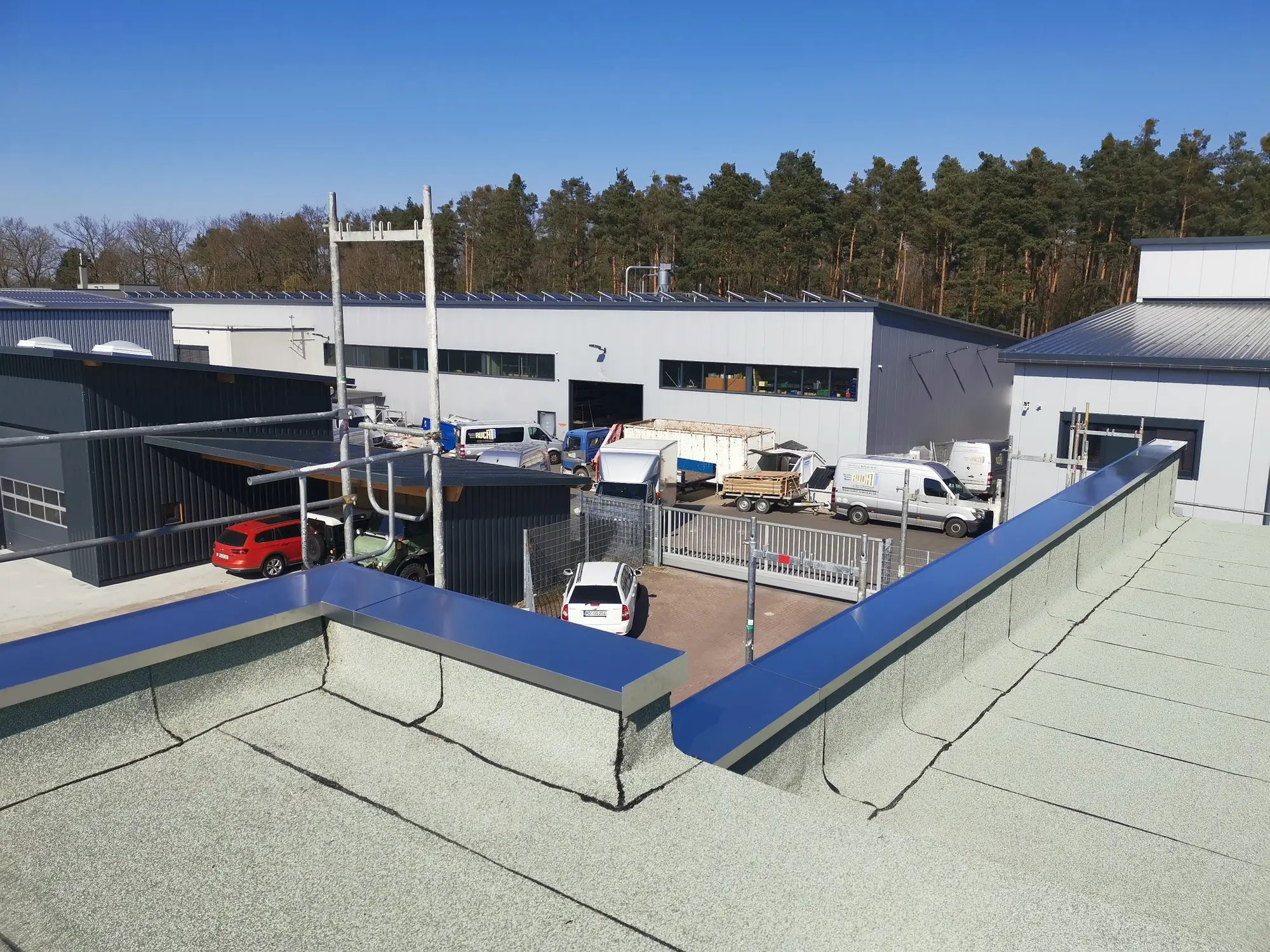 Blaue Attika-Abdeckung aus Metall auf einem Flachdach in Oftersheim