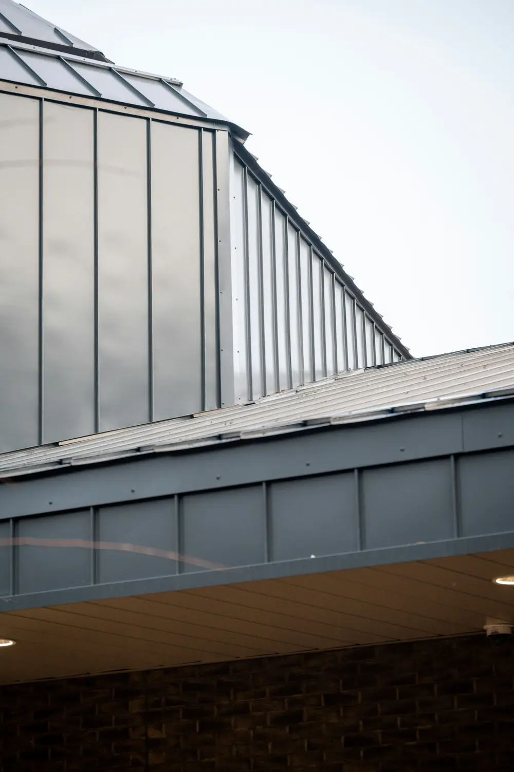 Modernes Metallvordach an einem Gebäude